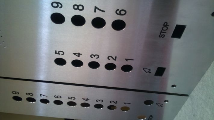 Šilkografinė spauda ant lifto valdymo skydo